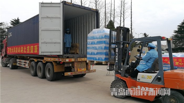 首批包裝直飲水裝車發(fā)運(yùn)。孫啟攝.jpg