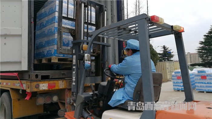 首批包裝直飲水裝車發(fā)運(yùn)。孫啟攝4.jpg