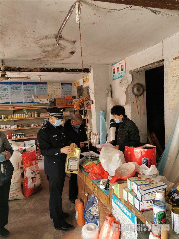 圖1為西海岸新區(qū)農(nóng)業(yè)綜合行政執(zhí)法大隊(duì)執(zhí)法人員在辛安街道農(nóng)藥店檢查。.jpg