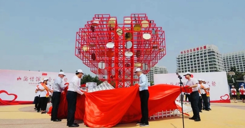 “山海情深·愛心匯聚”雕塑落成暨青島愛心廣場(chǎng)命名儀式在城市陽(yáng)臺(tái)景區(qū)舉行